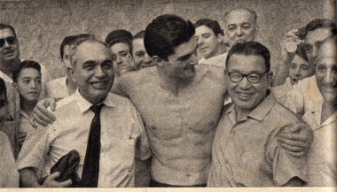 Manoel dos Santos abraça seu pai e o técnico Hirano logo após a quebra do recorde mundial